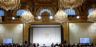 French President Emmanuel Macron (c) at the opening of the conference in support of Ukraine held this Monday in Paris.