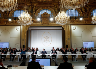 French President Emmanuel Macron (c) at the opening of the conference in support of Ukraine held this Monday in Paris.