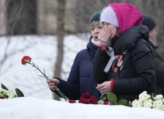 The body of Russian opposition leader Alexei Navalny has been handed over to his mother, aide says