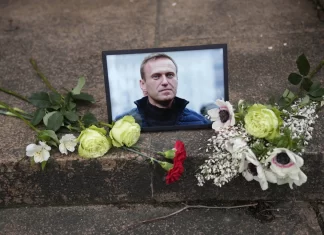 With candles and flowers, thousands pay respects to Russia’s Navalny