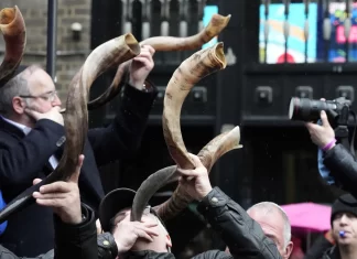A Jewish chorus blowing on the shofar marks 155 days of captivity for the hostages in Gaza