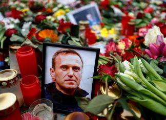 The Russians say their last goodbye to Navalny under the watchful eye of the Kremlin