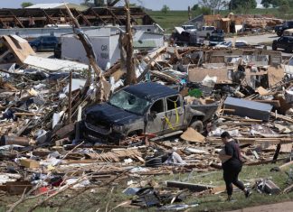 Tornadoes pummel US Midwest, killing at least 5 in Iowa