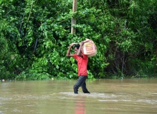Rains lash India, Pakistan, thousands evacuated