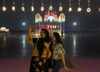 Thousands of Indian Sikhs visit the shrine of the founder of their religion to mark his birthday