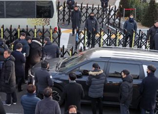 South Korean investigators fail to detain Yoon in standoff with security