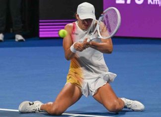 Battling Swiatek lines up Doha quarterfinal against Rybakina