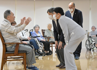Japan imperial couple visit Hiroshima A-bomb survivors nursing home