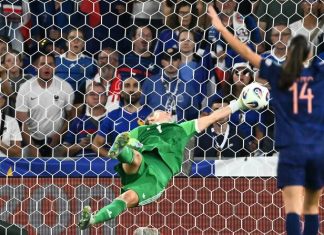 Ten-woman Germany in Euros semifinals after stunning shootout win over France