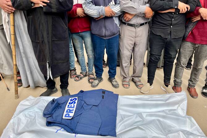 afp_20250408_39hb7lr_v1_highres_palestinianisraelconflictgazapressfuneral_1