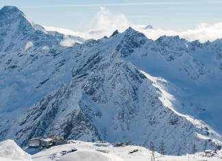 Tragedy on Mount Elbrus: Two Foreign Mountaineers Die During Ascent